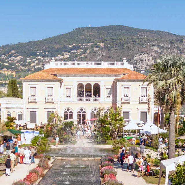 Villa front view and the fountain