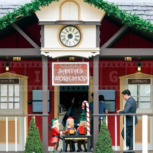 Santas House and workshop at los angeles farmers market
