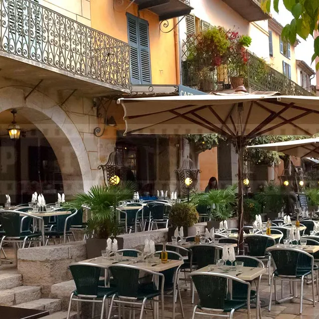 Main square - Place des Arcades